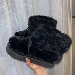 Fluffiga snöskor - Fluffiga vinterskor från h&m i mycket bra skick. Normala i storlek. De är endast smutsiga på sulan men det går enkelt bort med vatten. Helt slutsålda på h&m hemsida!