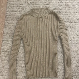 Tröja ifrån Gina - Tight tröja ifrån Gina, storlek XS. Knappt använd o nypris är ca 349 kr