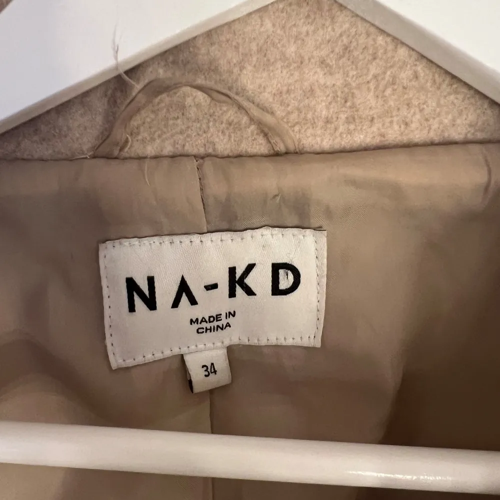 Jättefin beige kappa från NA-KD. Använd några gånger, men är fortfarande i väldigt fint skick. Kappan är lite oversized och är i storlek 34💕. Jackor.