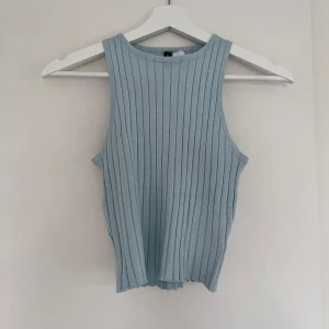 Blå ribbad topp - Blå ribbad topp från HM. Bra skick.