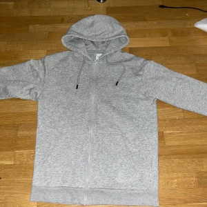 Jack and Jones zip up - Helt splitter ny Jack and Jones kofta som är as fet, köpt för 600 hos Jack and Jones och säljer nu för 450 men kan diskutera priset vid snabb affär 