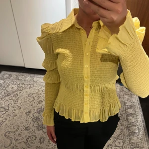 Blus - Gul blus Stl s Stretchig  90kr