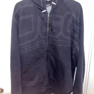 D&G zip up - Hej! Säljer en riktigt snygg D&G zip up i väldigt bra skick, inga skador eller liknande. L men passar M Priset är diskutabel Mvh