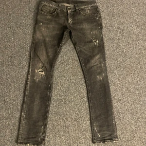 Dondup George  - Tja, säljer dessa dondup i storlek 34 men passar mer som 32-33, skicket är 9/10 och är i färgen mörkgrå/svart, priset går att diskutera vid snabb affär🙌