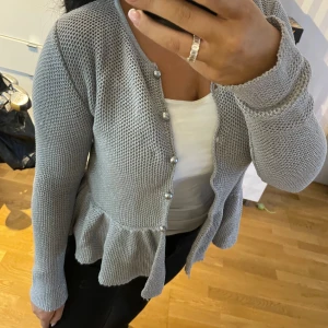Kofta - Säljer nu denna super fina kofta från Lindex barnavdelning, skulle säga att den motsvarar en S i storlek. Tveka inte på att höra av dig om intresse finns🩷