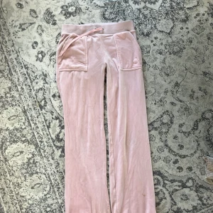 Juicy byxor - Använda en del, vissa fläckar som inte går bort, ny pris 1200, pris nedan kan diskuteras