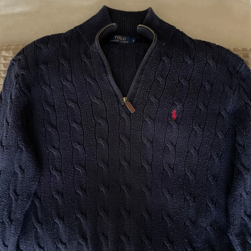 Säljer fet ralph lauren zip up för bra pris.🤩 Skick: 7/10. Stickat.