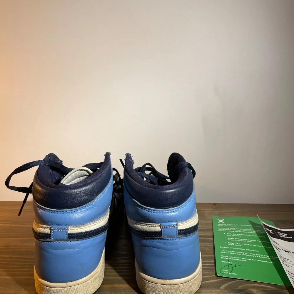 Jordan 1 obsidian köpta på stockx (sista bilden).  Använt skorna en del men de kan  tvättas och se mycket bra ut igen. Säljer då jag vuxit ur. Boxen har jag  slängt (därav billigt pris) men ljusblå snören, kvitto och äkthetsbevis från stockx finns.. Skor.