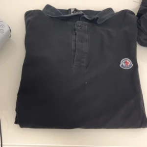 Moncler Pike - Säljer min moncler piké som jag inte använder mer. Skriv om du är intresserad.