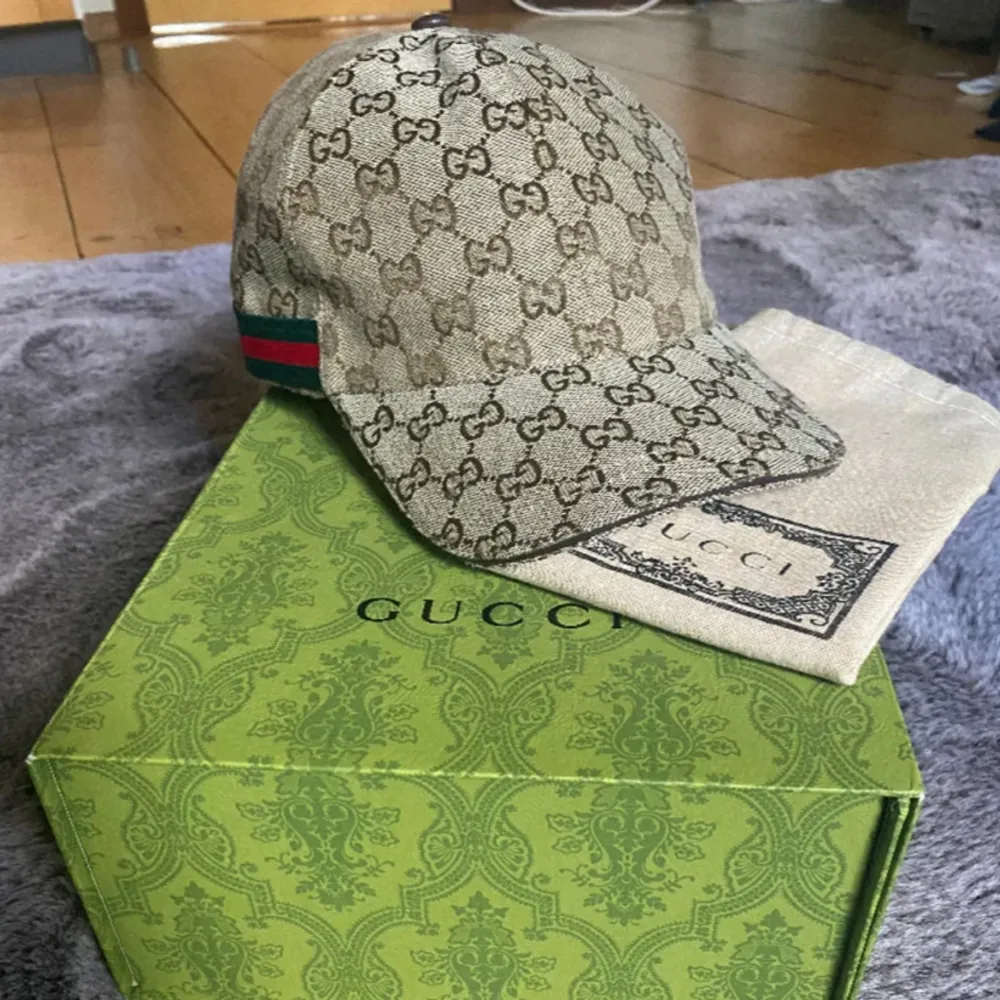 Oanvänd Gucci keps! Fick den som present och eftersom att detta inte är min stil längre så använder jag pengarna istället. Pris kan diskuteras vid snabb affär . Accessoarer.