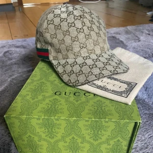 Gucci keps  - Oanvänd Gucci keps! Fick den som present och eftersom att detta inte är min stil längre så använder jag pengarna istället. Pris kan diskuteras vid snabb affär 