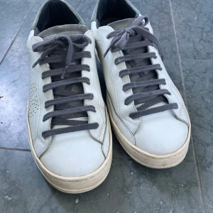 P448 sneakers - Säljer ett par italienska handgjorda P448 sneakers, modell John. White/stone.  Storlek 40, bra skick och endast använda en säsong. Nypris 2900 kr, nu 1200 kr.