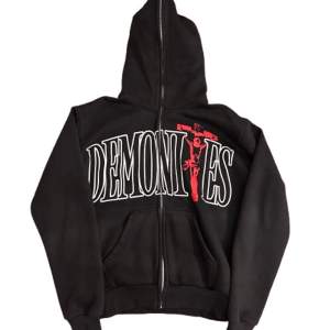 As najs hoodie som ej används längre från demonites   Den är tjock och skön och är fullzip  Passar lite loose