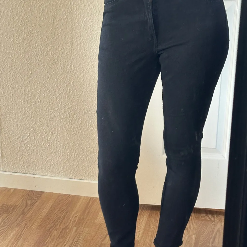 Säljer ett par svarta ankeln höga skinny jeans i bra skick. De är högmidjade och har en tight passform som framhäver figuren. Perfekta för både vardag och fest! . Jeans & Byxor.