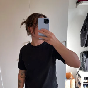 Basic Svart T-Shirt från Gina Tricot - Basically Basics t-shirt från Gina Tricot i storlek S. Jag själv är en S/M för referens 💫💛  Lite lösare i kragen än nyskick, resor 