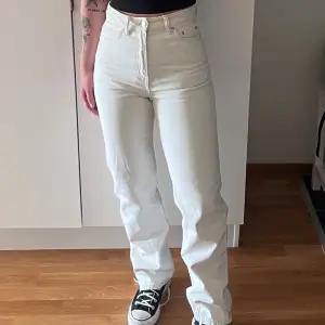 Super snygga raka jeans i modellen Rowe från weekday, tyvärr små fläckar längst ner men kanske går att få bort 💫🌞⭐️  Annars super fint skick!!