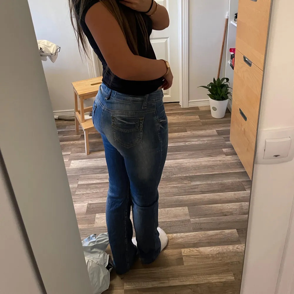 Supersnygga low waist jeans o en mörkblå tvätt i storlek 29 (XS/S skulle jag säga). Jag är 164 och jeansen går ner till fötterna. Dom är från Dsquared2 nypris på dessa är 3 782 kr. Ha gärna i åtanke att jag absolut inte passar i lågmidjade jeans🥰. Jeans & Byxor.