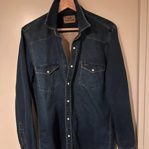 Ferouch jeansskjorta S - Helt ny ferouch jeansskjorta i storlek S, mysig inuti och otroligt bra material utanpå. Kontakta vid frågor 