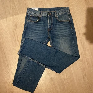 J.Lindeberg 30/32 - Dehär J.Lindeberg jeansen är i toppform och ligger för ett strålande pris, 399kr. Storlek 30/32. Om du har några frågor kan du alltid meddela mig!