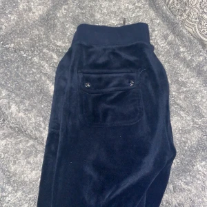 Juicy byxor mörk blå - Använder inte. Ligger bara i garderoben. Pris kan diskuteras. Bra skick. 