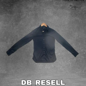 Tiger of sweden skjorta - Säljer en stilren Tiger of Sweden-skjorta, perfekt för festliga tillfällen. 🎉 Kontakta oss för frågor eller för att lämna ett prisförslag.