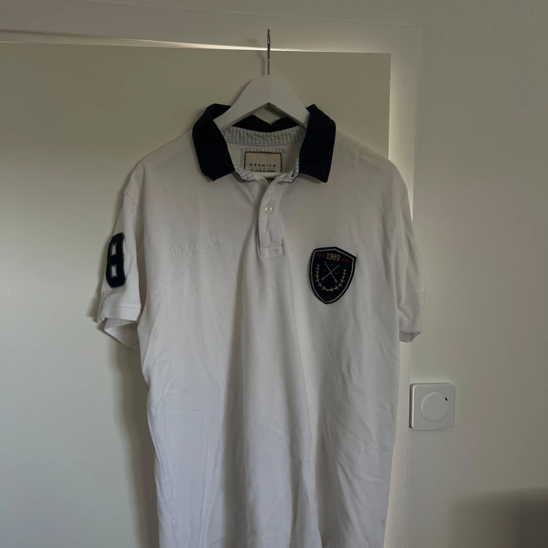 Vit pikétröja med broderad logga - 90