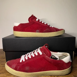 Saint Laurent skor - Säljer dessa feta och sällsynta ysl skor.  Skorna är använda men har mycket kvar att ge. Liten lagning på högra tån. Allt og utom snörena. Nypris:7000. Storlek 41 men passar även 42. Skriv om du har någon fråga!