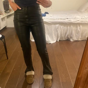 Läderbyxor - Zara  - Supersnygga läderbyxor från zara. Högmidjade och har slits på insidorna. Bootcut modell. Lite slitage på höger bakficka men inget jag märkt förens nu. 