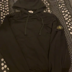Stone Island - Storlek M, Tröjan är bra skick. Inte å mycket använd, köpte den på plick inte för så länge sedan, säljer på grund av att de är inget jag använder, hör av er för mer bilder!!