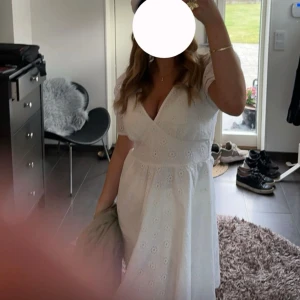 Vit klänning  - Hej, jag säljer nu min studentklänning. Den är från NA-KD, helt slutsåld överallt. Perfekt som studentklänning eller till sommaren 🌸