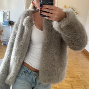 Jättesnygg pälsjacka!!😍😍 - Säljer denna jättesnygga pälsjacka pågrund av att den aldrig kommer till användning. Den är i storlek M men passar även S. Det står ej vart den är ifrån, köpte på sellpy❣️