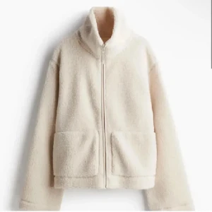 Helt ny Teddyjacka - Säljer min helt nya populära teddyjacka från H&M💘 Prislappen finns kvar på den, så den är endast testad. Det är i storlek S . Slutsåld på hemsidan🌸  