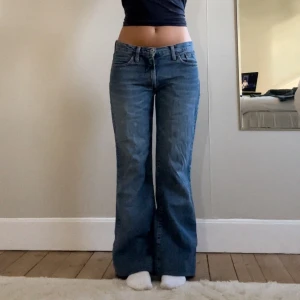 Lågmidjade jeans  - Supersnygga lågmidjade jeans  Midja tvärs över - 37 cm Innerbenslängd - 70 cm