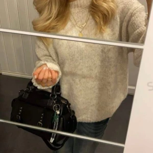 Handväska - Superfint skick och passar till allt. Får plats med så mycket också!!🤩