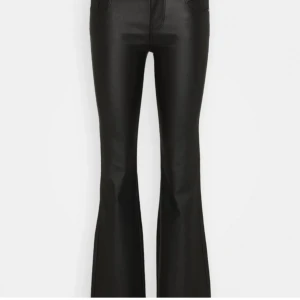 Only Skinnbyxor  - Säljer dessa skitsnygga lågmidjade Skinnbyxor från only som är slutsålda. Säljer eftersom jag inte får användning av de. I storlek xxs/32❣️har klippt av de längst nere💘💘