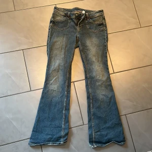 lågmidjade jeans  - jätte coola jeans från hm💕💕de är lågmidjade och bootcut, dem är lite sönder vid föttera som ni ser på bildena😇😇stl 40 men skulle säga mer som 38