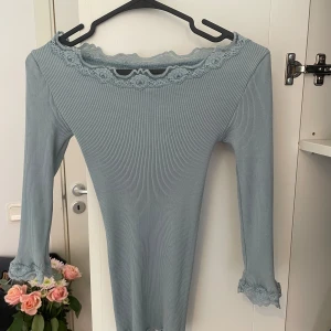 Tajt topp med spets - Den är tajt med spets vid ärmar och nacke, den är även nästan no shoulder. Använd en gång, Storlek S