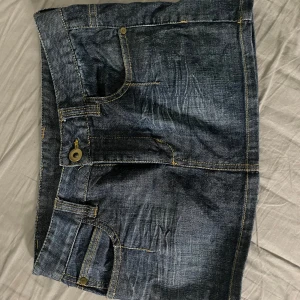 Jeans kjol - Supersnygg jeans kjol som tyvärr är för liten för mig. Storlek S men skulle säga att den mer är XS. Köpte på vinted men jag själv har aldrig användt den. Endast testat. Kan tänka mig att sänka priset!🥰