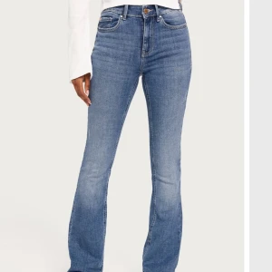 Vmflash - Säljer dessa super snygga jeansen som tyvärr är för småa för mig, nyskick, storlek XS/32. Midwaist. 250kr✨✨ 