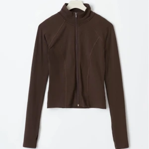 Brun soft touch zip jacka - Aldrig använd!! Säljer en superskön tunn kofta med dragkedja. Den har en tight passform och är perfekt för både träning och vardag. Jackan har en stilren design som funkar till allt. Jättefin höstig färg och slutsåld i nästan alla storlekar