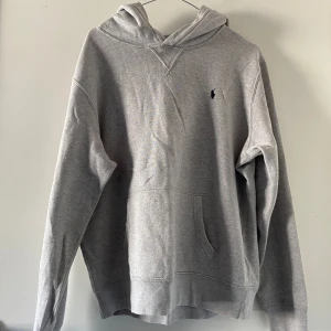 Ralph Lauren hoodie - Skön och fet ralph lauren hoodie i otroligt bra skick! Säljer den för den inte passar eller används längre. Storlek XL i ungdom så passar S i vanliga storlekar. Hör av er vid frågor!