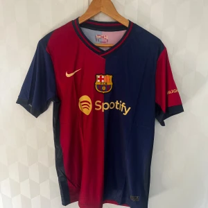 Barcelona Hemma Kit 24/25 - Barcelona Jersey säsong 24/25. Nypris ca 1100kr. Storlek L. Aldrig använd!