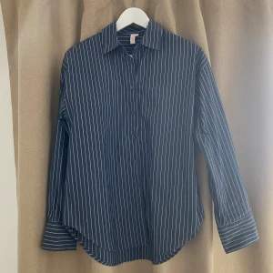 blå/lila- och vitrandig skjorta  - blålila- och vitrandig skjorta från nelly! använd en gång.