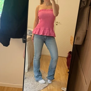 Rosa tubtopp - Jätte fin rosa tubtopp med volanger. Är egentligen en kjol. Storlek 38. Inga defekter då den knappt är använd.
