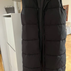 Lång väst - Helt ny väst från only, bara testad. Storlek s  