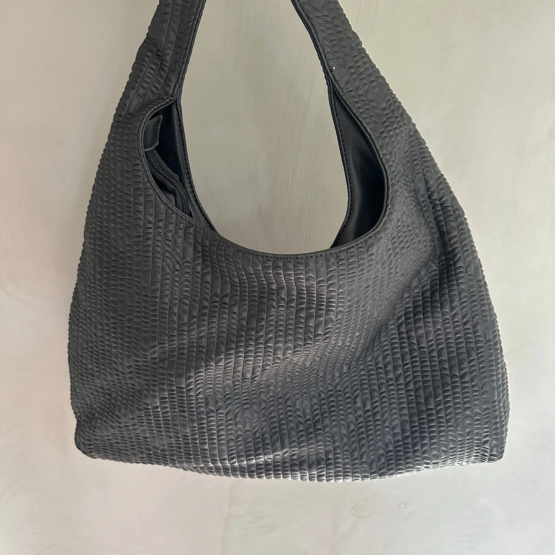 Axelremsväska från NA-KD  - 90