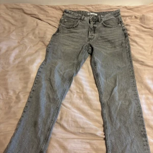 Zara jeans - Gråa zara jeans lite slita nere på byxorna personligen tycker jag det är snyggare än vanligt och vet inte riktigt om det är meninget att det ska vara så. Men fina byxor 