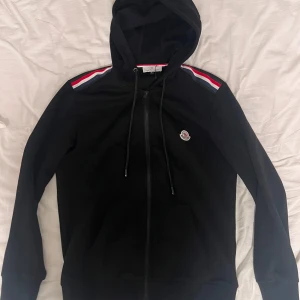 Moncler Zip-hoodie - Moncler zip hoodie i väldigt gott skick. Andvända max 5 gånger. Strlk L men passar som S-M.  Bara att skrica om ni har några funderingar eller frågor  Ifykyk  
