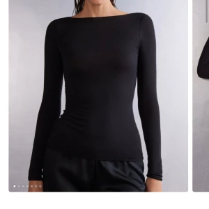 Intimissimi tröja  - Säljer nu min jätte snygga tröja från intimissimi, i färgen svart. Säljer pga ingen användning. Inga defekter eller skador. Nypris 459 men jag väljer att sälja för 270. Om ni vill ha fler bilder är det bara att skriva!💗 stl S