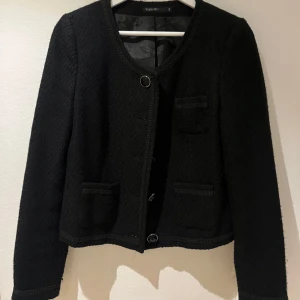 Höst kappa/jacka - Jackan är i ny skick och använd fåtal gånger.  Skulle säga att man både kan ha den både som en jacka och kappa då den är ganska så varm. Den är i storlek 40 men den passar bra på mig som bär storlek S/M 